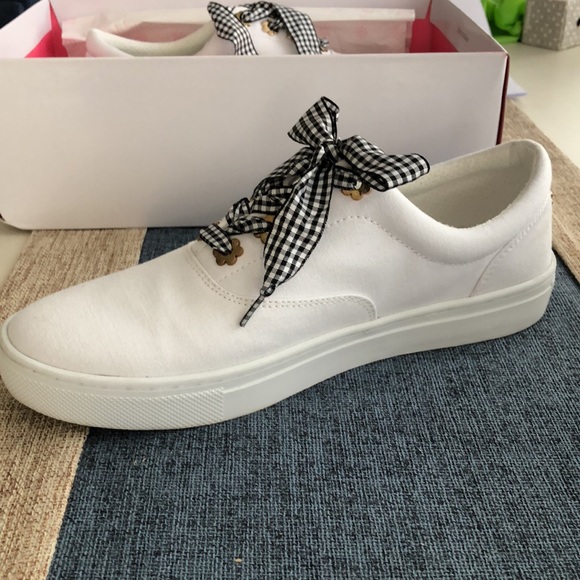 White fabric sneakers, Isaac Mizrahi brand, sz 9 med only worn a few times. - Picture 2 of 4